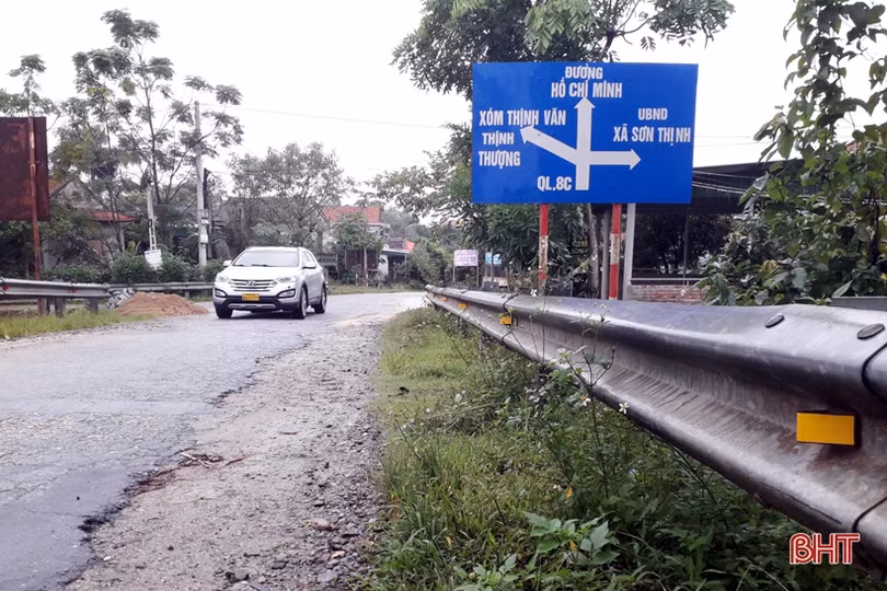 Cột điện gãy chân trên quốc lộ 281 đã được thay thế sau khi Báo Hà Tĩnh phản ánh