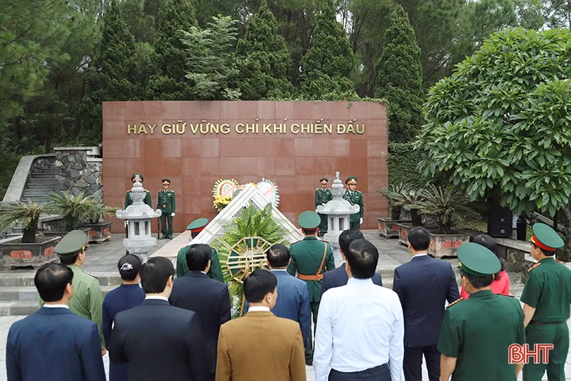 Đoàn đại biểu Hà Tĩnh dâng hương tưởng niệm các Tổng Bí thư Trần Phú, Hà Huy Tập