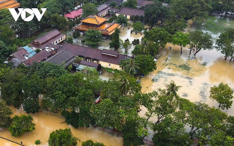 Toàn cảnh thành phố Huế ngập trong nước lũ nhìn từ trên cao