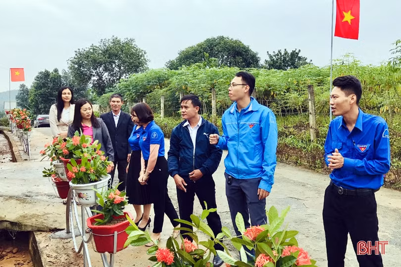 Tuổi trẻ xã biên giới làm đường hoa chào mừng Đại hội Đảng bộ Hà Tĩnh