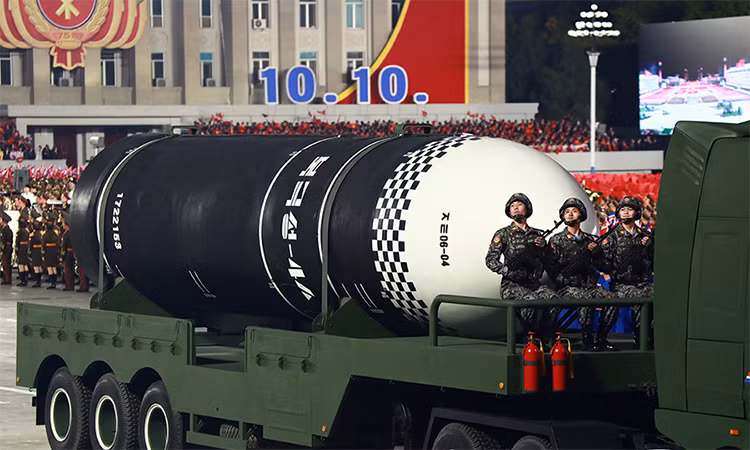 Uy lực 2 “siêu tên lửa” Triều Tiên khoe trong duyệt binh