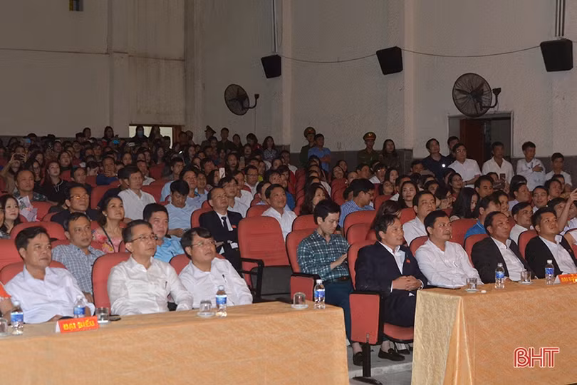 Đại biểu dự Đại hội Đảng bộ tỉnh Hà Tĩnh ấn tượng với vở kịch nói “Kiều”