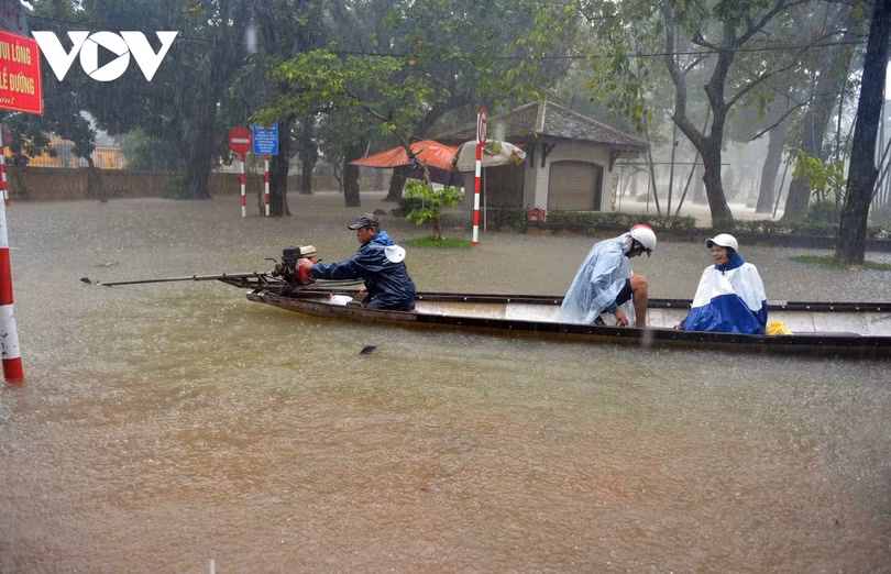 Toàn cảnh thành phố Huế ngập trong nước lũ nhìn từ trên cao