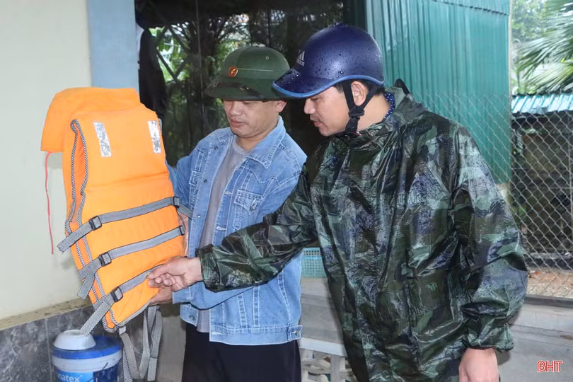 Nước sông Ngàn Sâu lên nhanh, người dân “rốn lũ” Vũ Quang khẩn trương dọn đồ chạy lũ