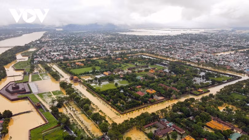 Toàn cảnh thành phố Huế ngập trong nước lũ nhìn từ trên cao