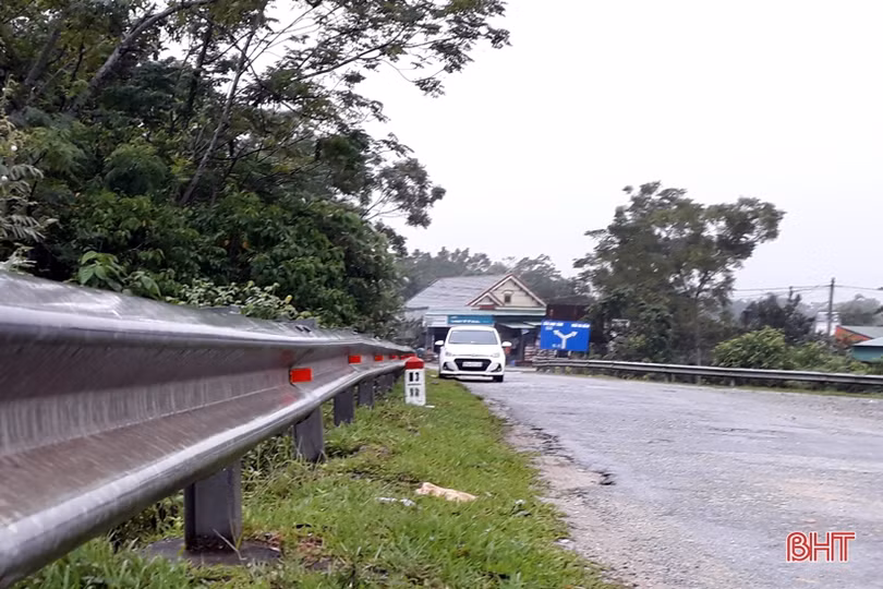 Sau phản ánh của Báo Hà Tĩnh, “mắt” phản quang trên tuyến quốc lộ 8C được khắc phục