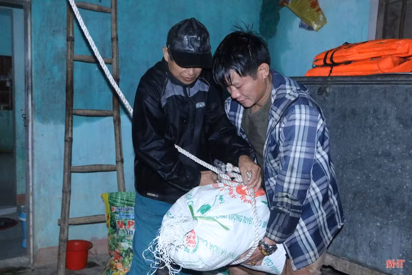 Nước sông Ngàn Sâu lên nhanh, người dân “rốn lũ” Vũ Quang khẩn trương dọn đồ chạy lũ