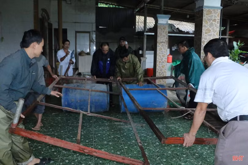 Nước sông Ngàn Sâu lên nhanh, người dân “rốn lũ” Vũ Quang khẩn trương dọn đồ chạy lũ