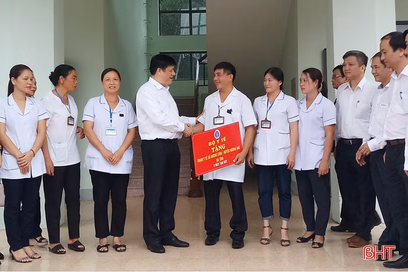 Quyền Bộ trưởng Bộ Y tế thăm và làm việc với các cơ sở y tế ở Hà Tĩnh