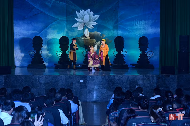 Đại biểu dự Đại hội Đảng bộ tỉnh Hà Tĩnh ấn tượng với vở kịch nói “Kiều”