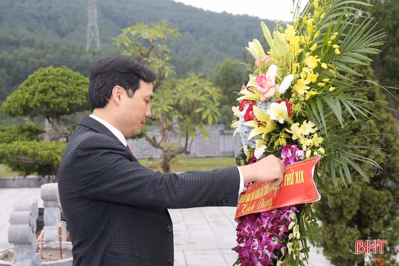 Đoàn đại biểu Hà Tĩnh dâng hương tưởng niệm các Tổng Bí thư Trần Phú, Hà Huy Tập