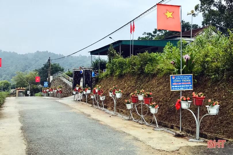 Tuổi trẻ xã biên giới làm đường hoa chào mừng Đại hội Đảng bộ Hà Tĩnh