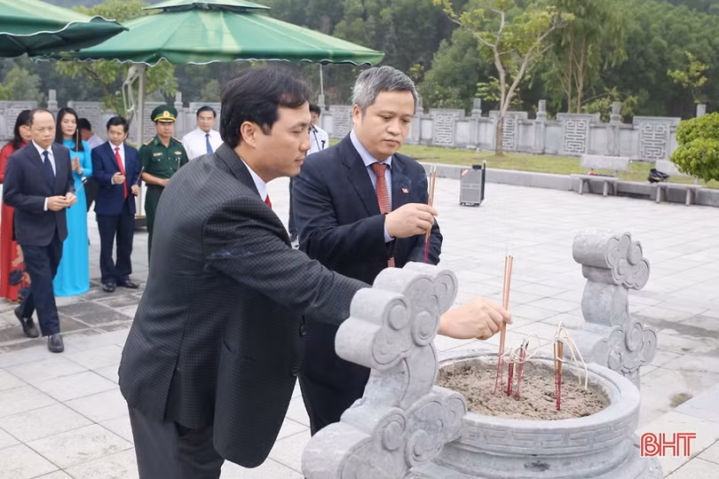 Đoàn đại biểu Hà Tĩnh dâng hương tưởng niệm các Tổng Bí thư Trần Phú, Hà Huy Tập