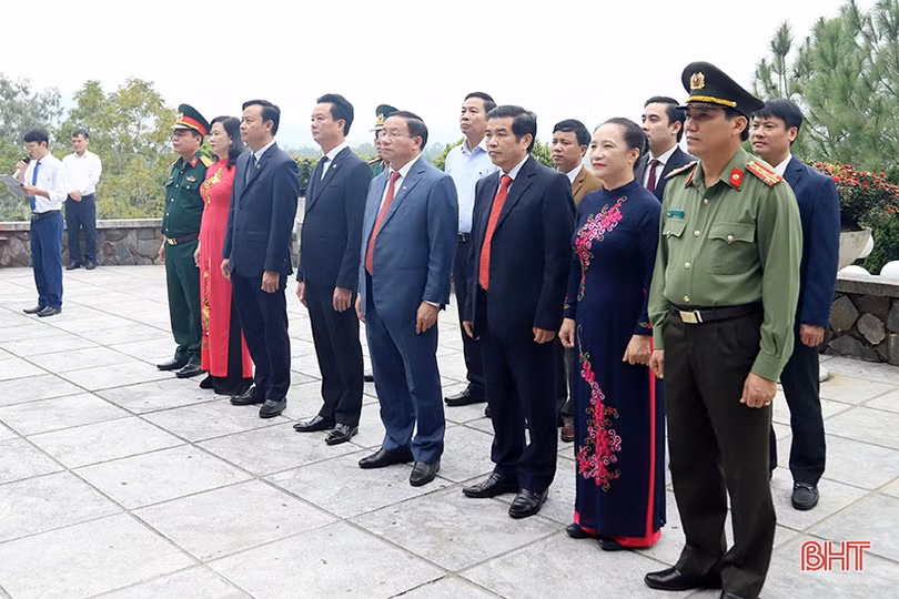 Đoàn đại biểu Hà Tĩnh dâng hương tưởng niệm các Tổng Bí thư Trần Phú, Hà Huy Tập
