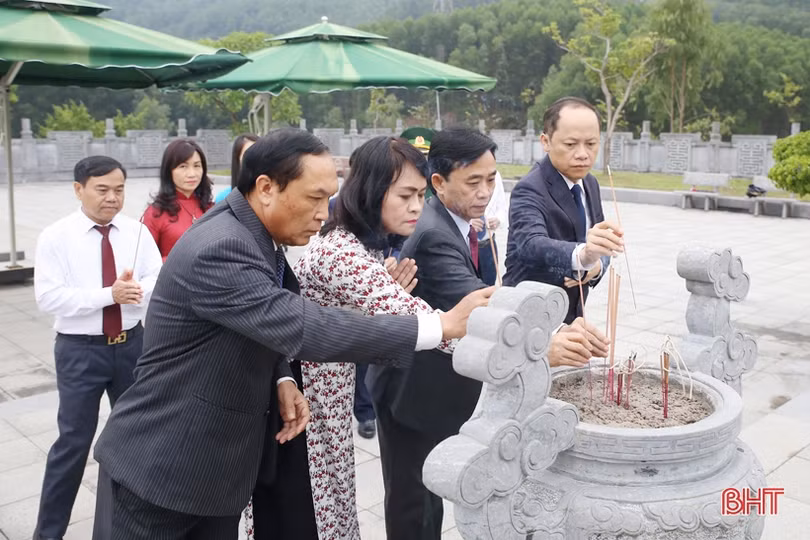 Đoàn đại biểu Hà Tĩnh dâng hương tưởng niệm các Tổng Bí thư Trần Phú, Hà Huy Tập