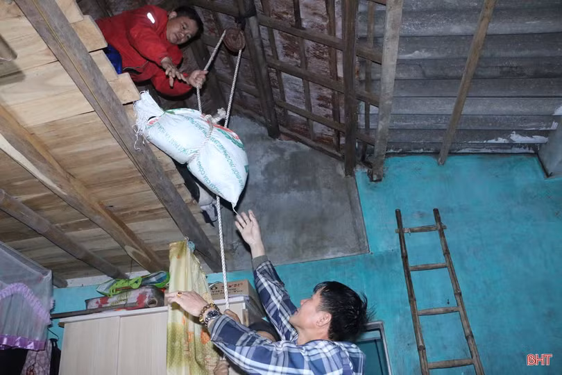 Nước sông Ngàn Sâu lên nhanh, người dân “rốn lũ” Vũ Quang khẩn trương dọn đồ chạy lũ