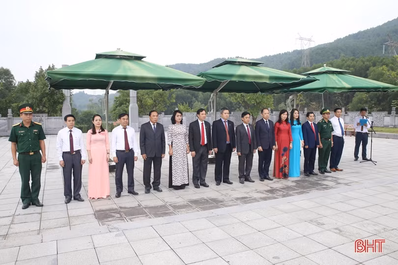 Đoàn đại biểu Hà Tĩnh dâng hương tưởng niệm các Tổng Bí thư Trần Phú, Hà Huy Tập