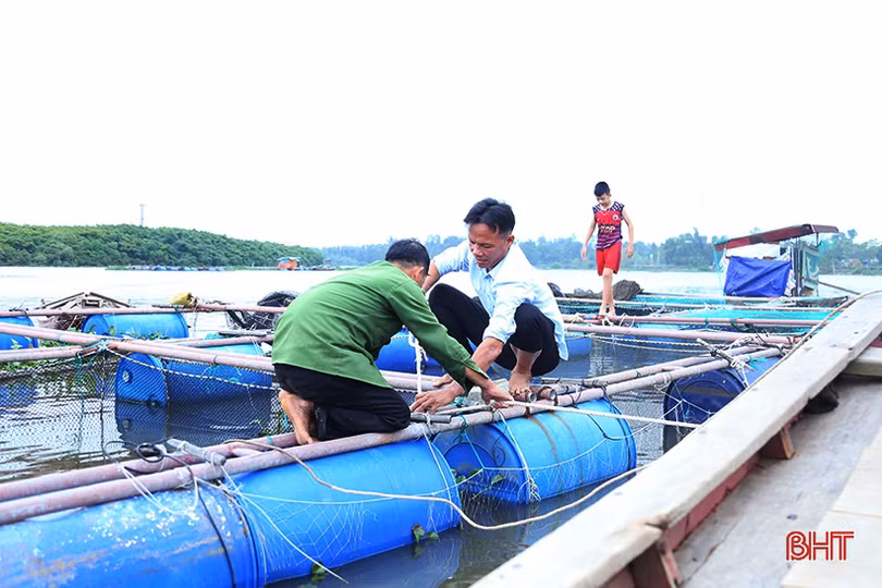 Người dân Hà Tĩnh tất bật bảo vệ ao đầm, lồng bè thủy sản trước bão số 7