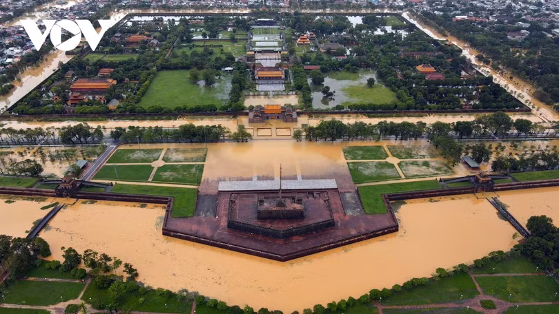 Toàn cảnh thành phố Huế ngập trong nước lũ nhìn từ trên cao