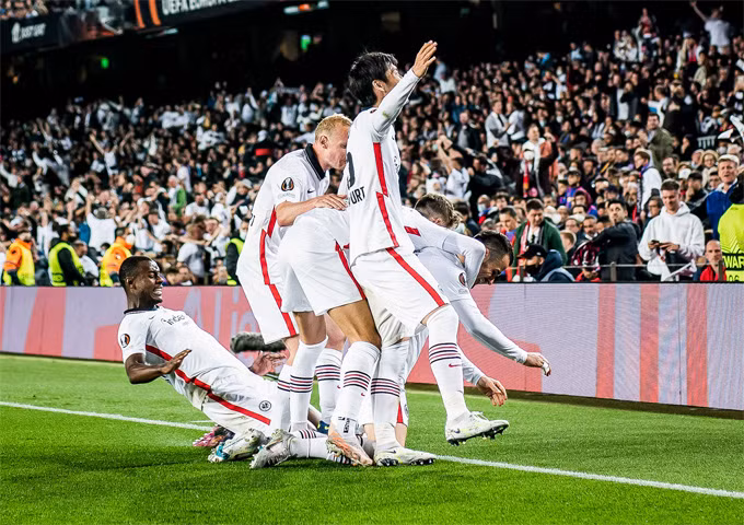 Kết quả Barcelona 2-3 Frankfurt: Địa chấn ở Nou Camp