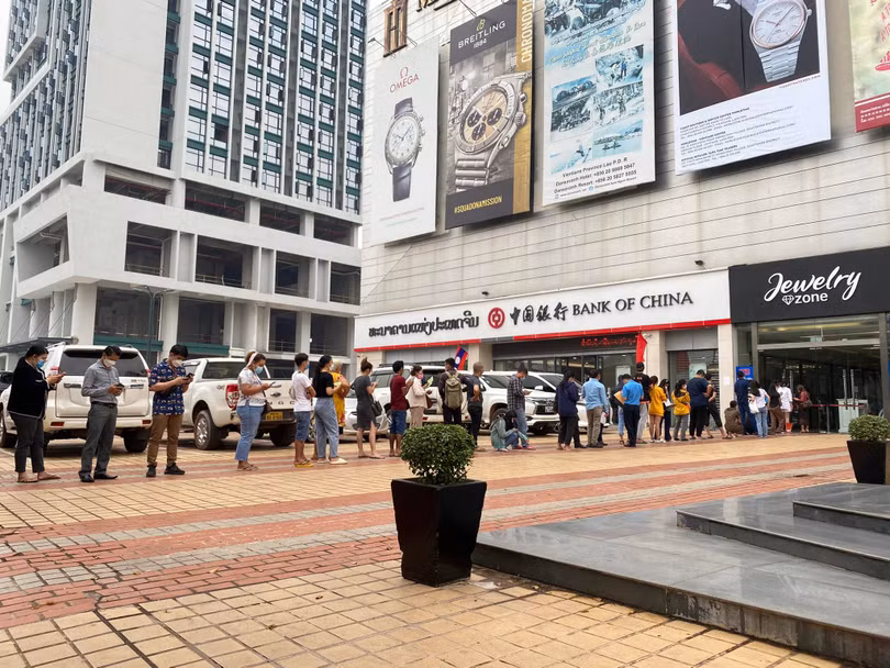 Người dân Lào xếp hàng dài mua vé tàu hỏa trước kỳ nghỉ tết cổ truyền