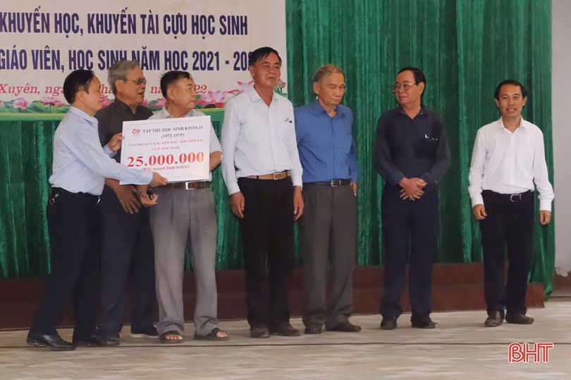 Hơn 500 triệu đồng đóng góp vào Quỹ Khuyến học - khuyến tài Trường THPT Cẩm Xuyên
