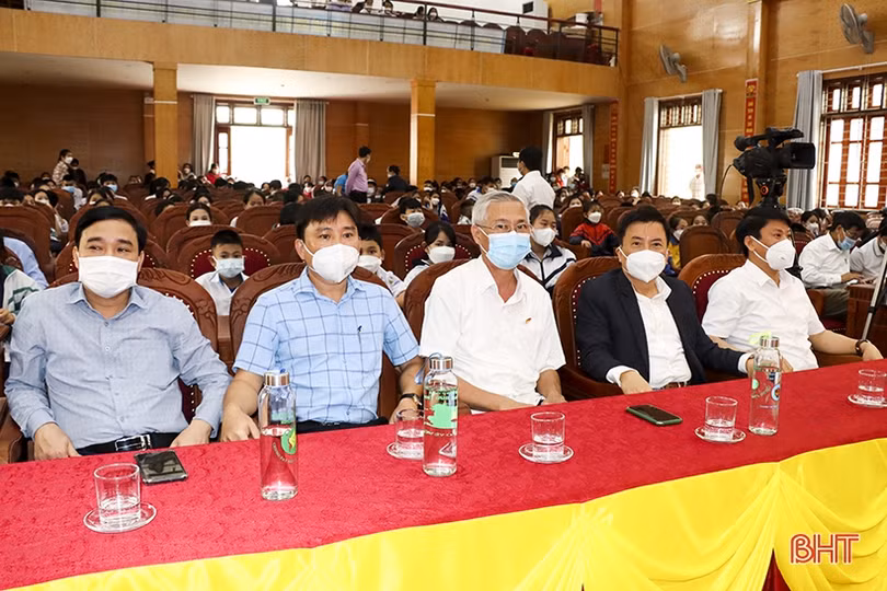 Quỹ Phan Anh trao học bổng trị giá 288 triệu đồng cho 12 học sinh nghèo vượt khó ở Đức Thọ