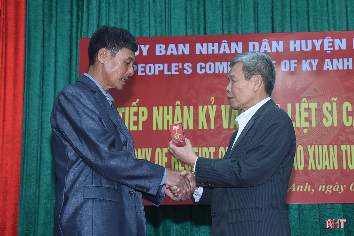 Cựu binh Mỹ trao trả kỷ vật cho thân nhân gia đình liệt sỹ ở Hà Tĩnh