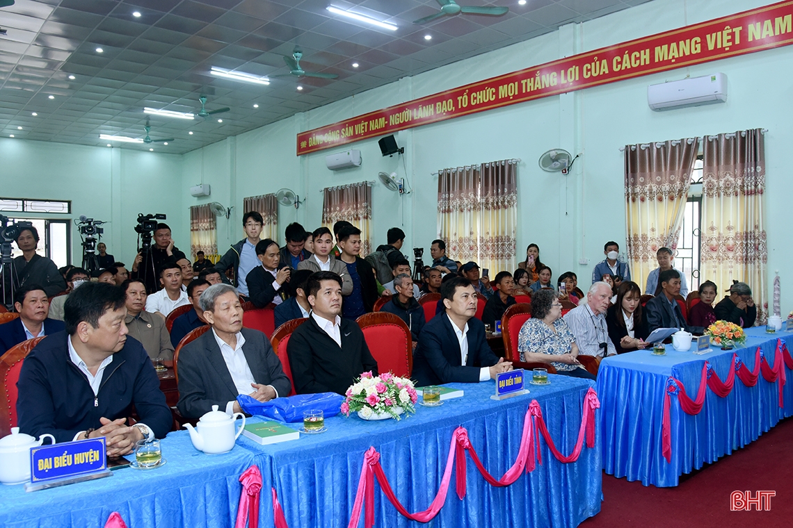 Cựu binh Mỹ trao trả kỷ vật cho thân nhân gia đình liệt sỹ ở Hà Tĩnh