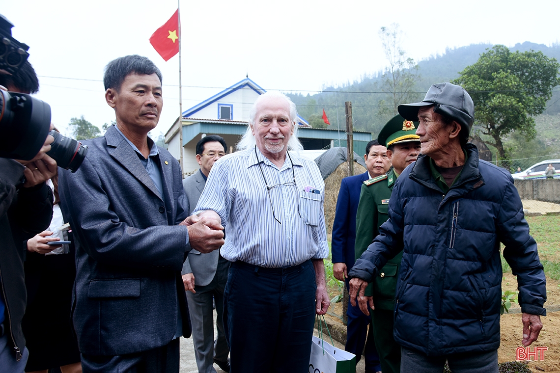 Cựu binh Mỹ trao trả kỷ vật cho thân nhân gia đình liệt sỹ ở Hà Tĩnh