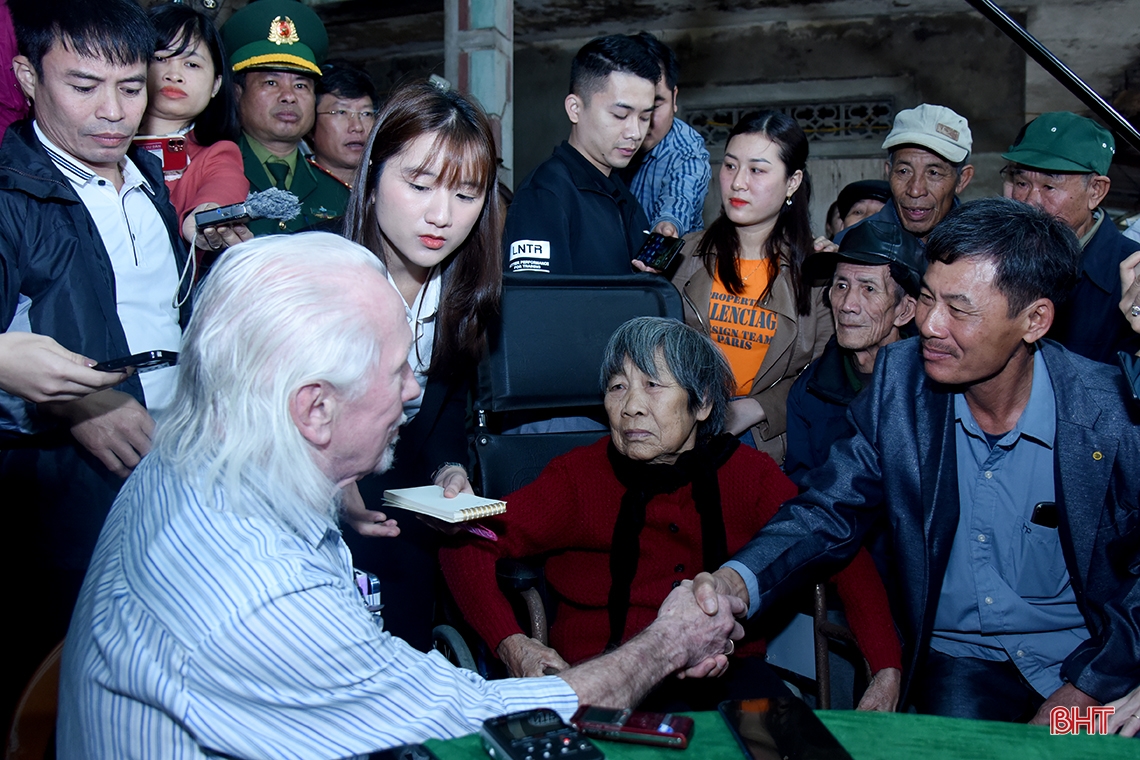 Cựu binh Mỹ trao trả kỷ vật cho thân nhân gia đình liệt sỹ ở Hà Tĩnh