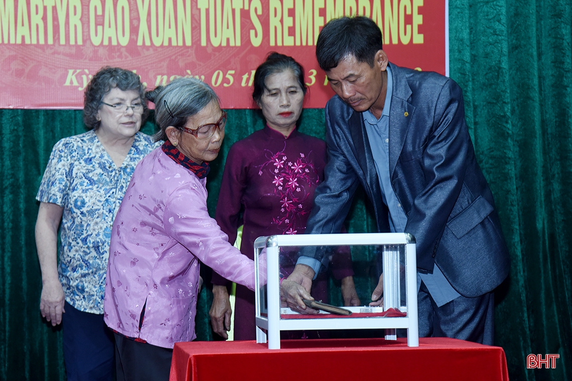 Cựu binh Mỹ trao trả kỷ vật cho thân nhân gia đình liệt sỹ ở Hà Tĩnh