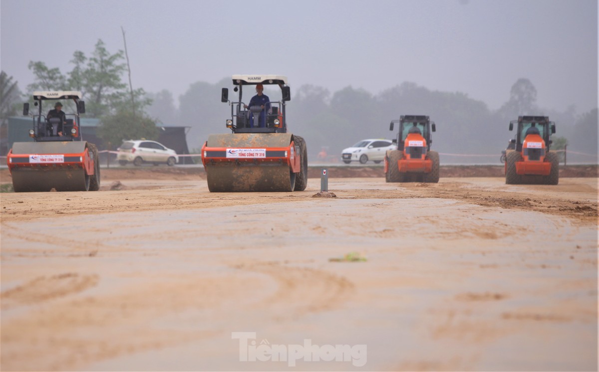 Nhộn nhịp công trường cao tốc đoạn qua Hà Tĩnh những ngày đầu năm
