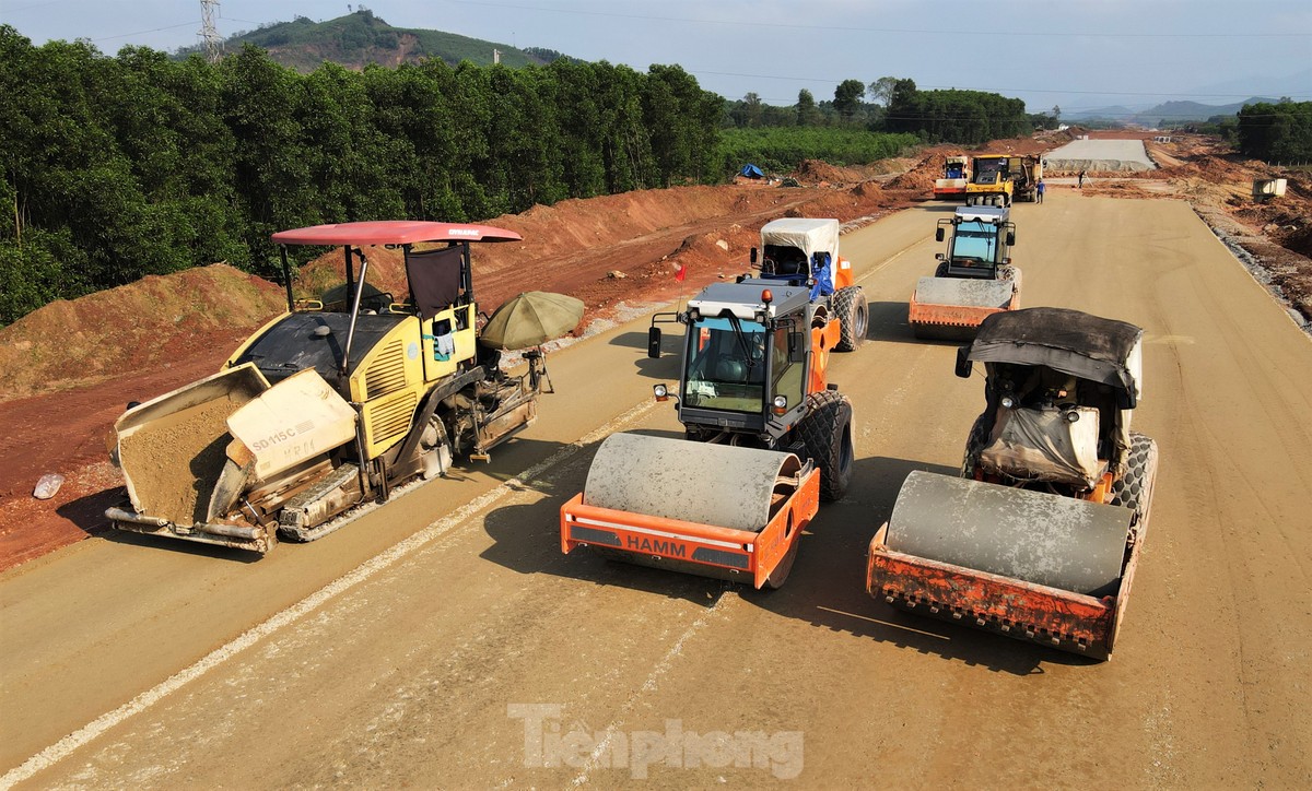 Nhộn nhịp công trường cao tốc đoạn qua Hà Tĩnh những ngày đầu năm