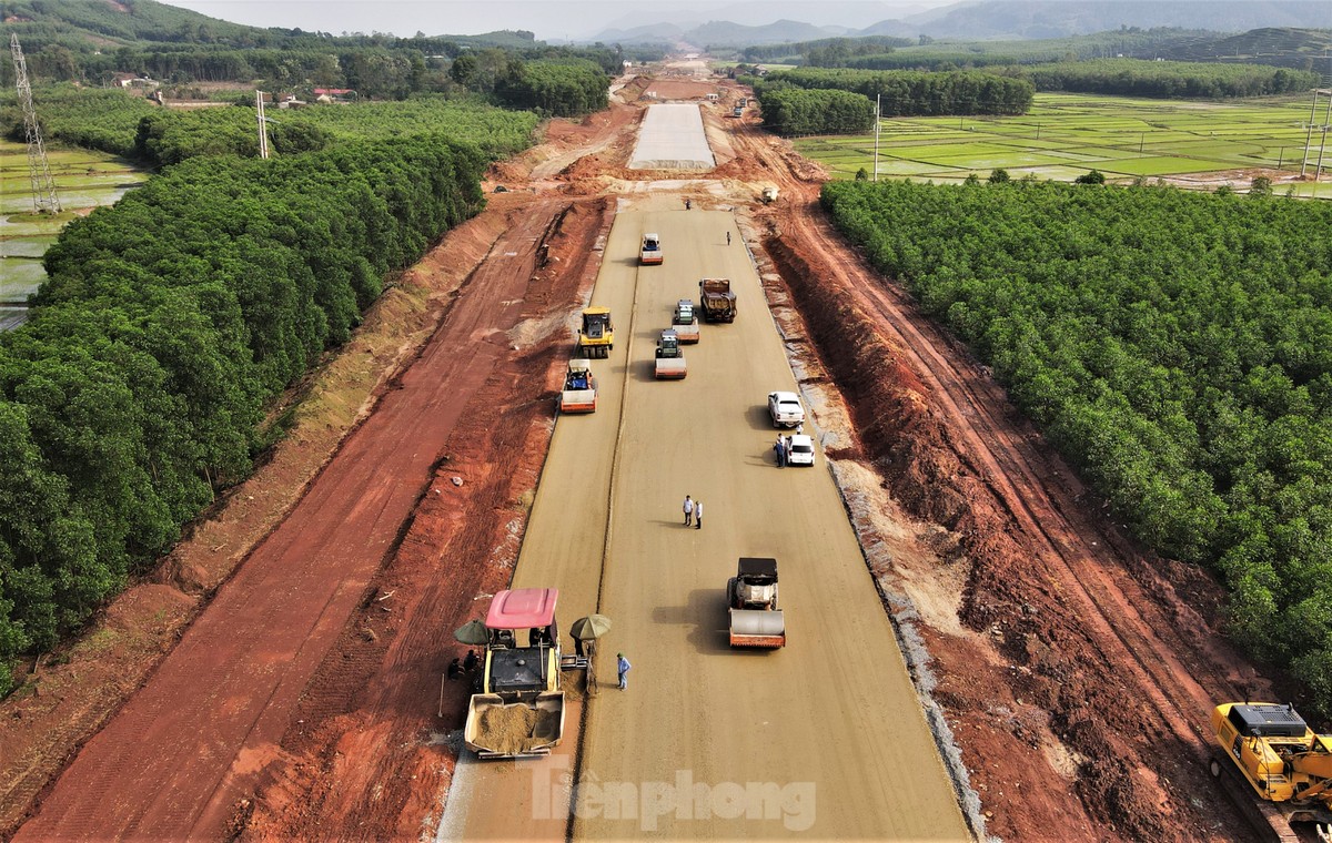 Nhộn nhịp công trường cao tốc đoạn qua Hà Tĩnh những ngày đầu năm