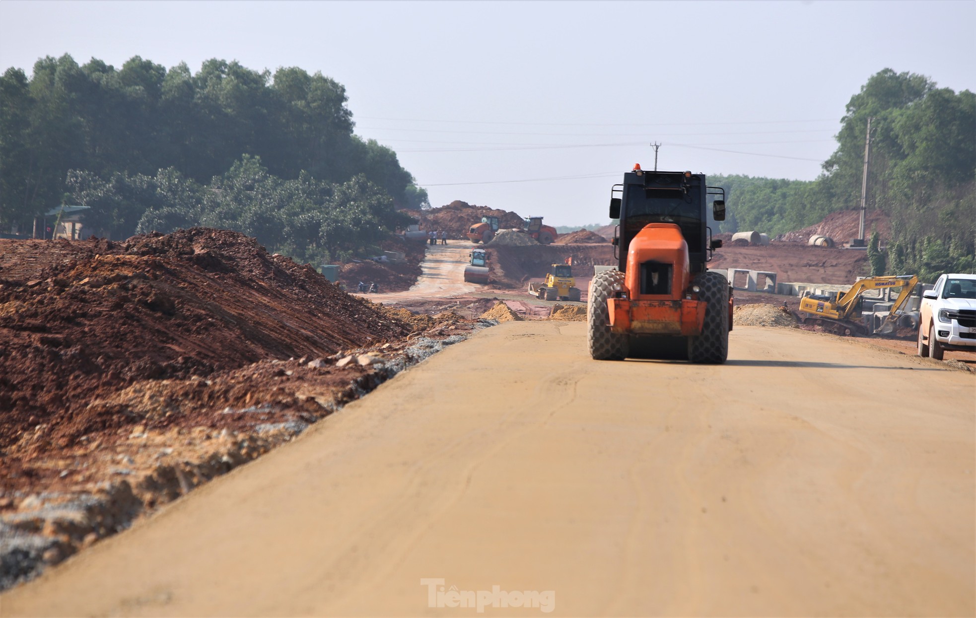 Nhộn nhịp công trường cao tốc đoạn qua Hà Tĩnh những ngày đầu năm