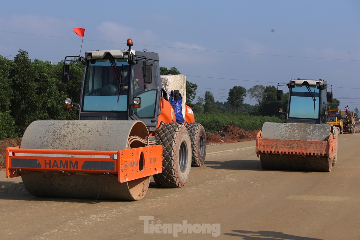 Nhộn nhịp công trường cao tốc đoạn qua Hà Tĩnh những ngày đầu năm