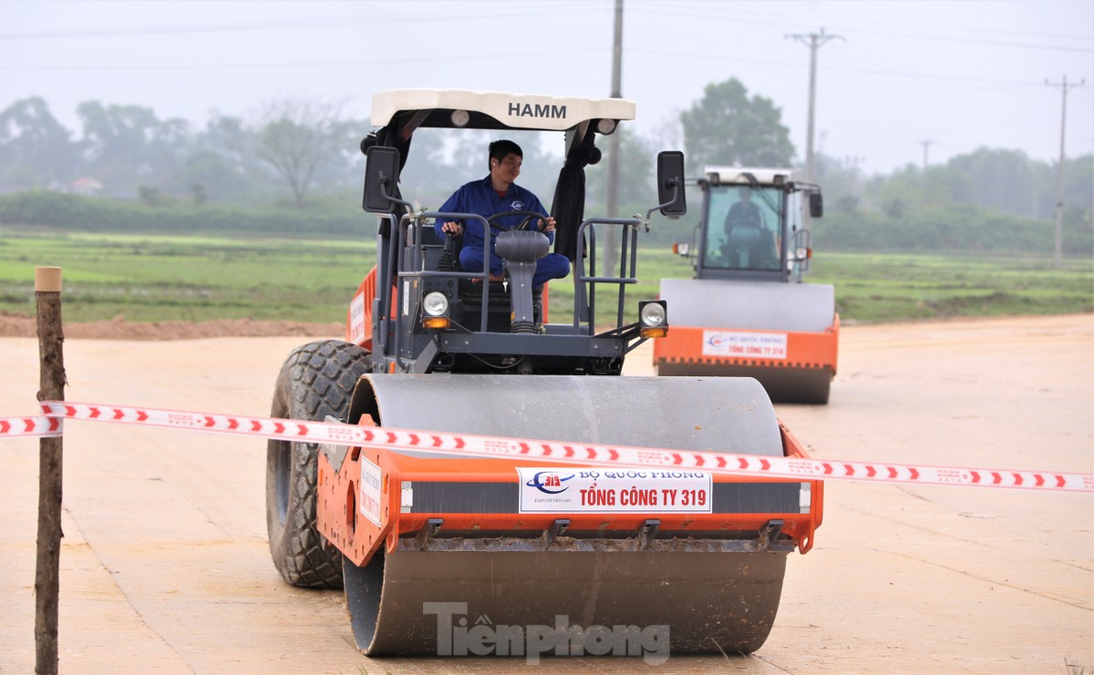 Nhộn nhịp công trường cao tốc đoạn qua Hà Tĩnh những ngày đầu năm