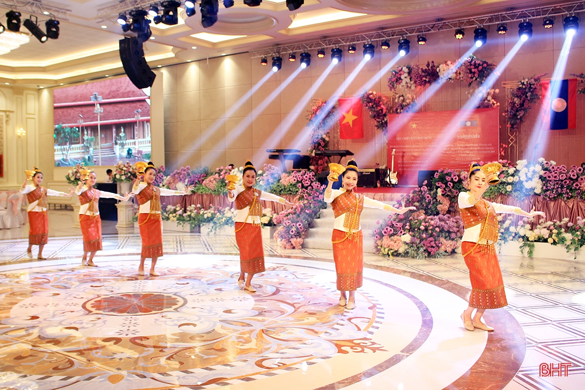 Thứ trưởng Bộ Quốc phòng Lào gặp mặt thân mật đoàn công tác tỉnh Hà Tĩnh