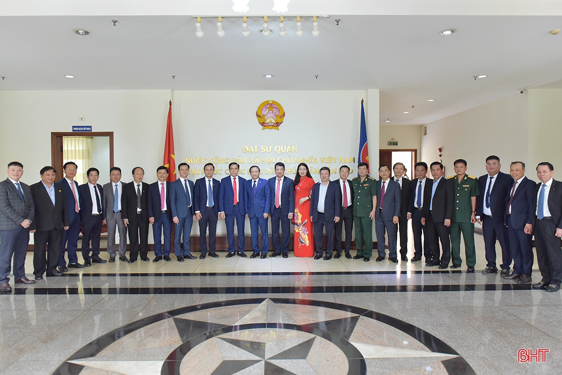 Đoàn cán bộ cấp cao tỉnh Hà Tĩnh chào xã giao Thủ tướng nước CHDCND Lào