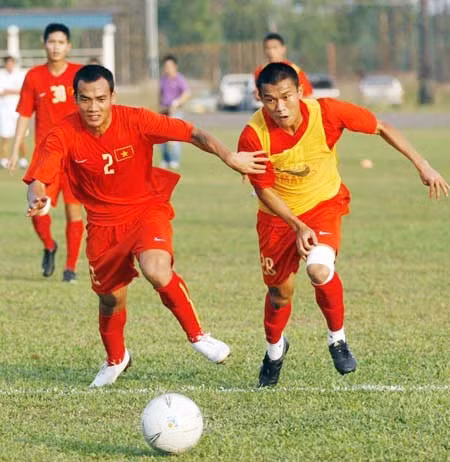 Thanh Hưng (phải) cũng có những cú sút xa nguy hiểm giống các cầu thủ Thái Lan. Ảnh: An Nhơn.