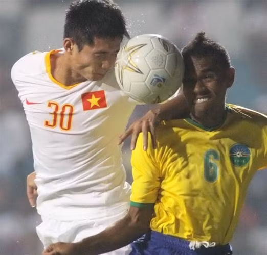 Tiền đạo Ngọc Anh trong một pha tranh bóng với hậu vệ Đông Timor - Ảnh: Bảo Mai
