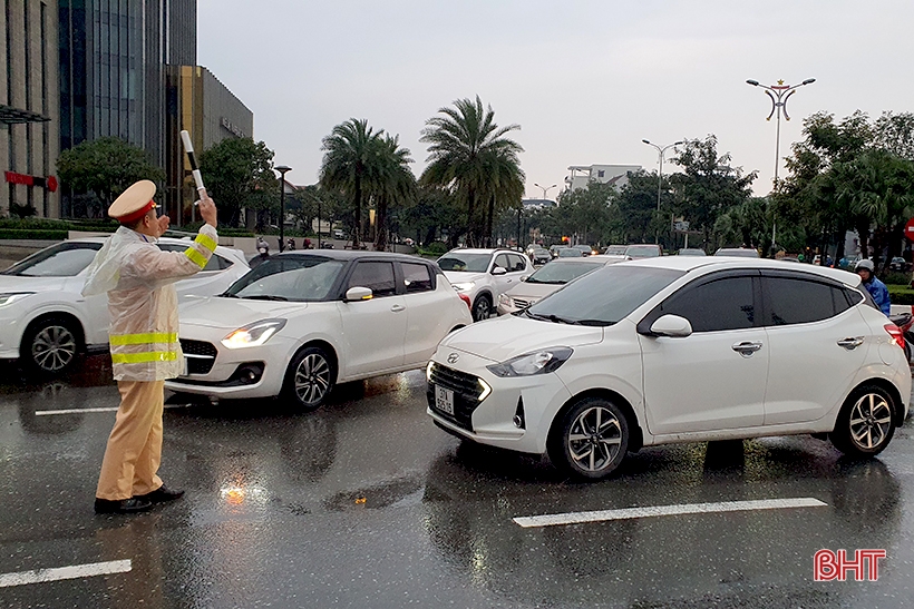 CSGT vất vả phân luồng tránh ùn tắc ở TP Hà Tĩnh