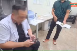 Vụ kẹp tiền để được xạ trị sớm: Bệnh viện E đình chỉ toàn bộ cán bộ liên quan