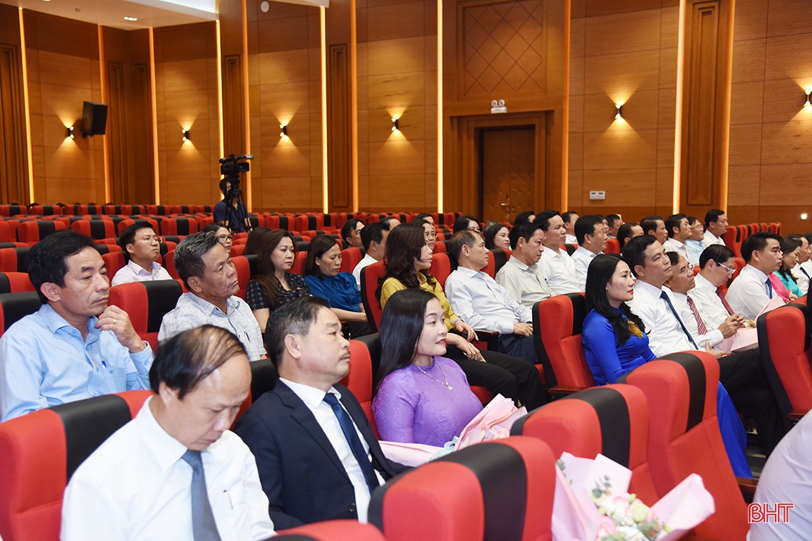 Ban Thường vụ Tỉnh ủy Hà Tĩnh công bố các quyết định luân chuyển, điều động, bổ nhiệm cán bộ