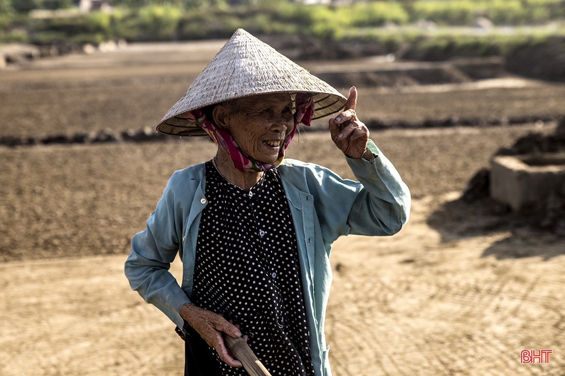 tuoi xe chieu van oan lung tren ruong muoi