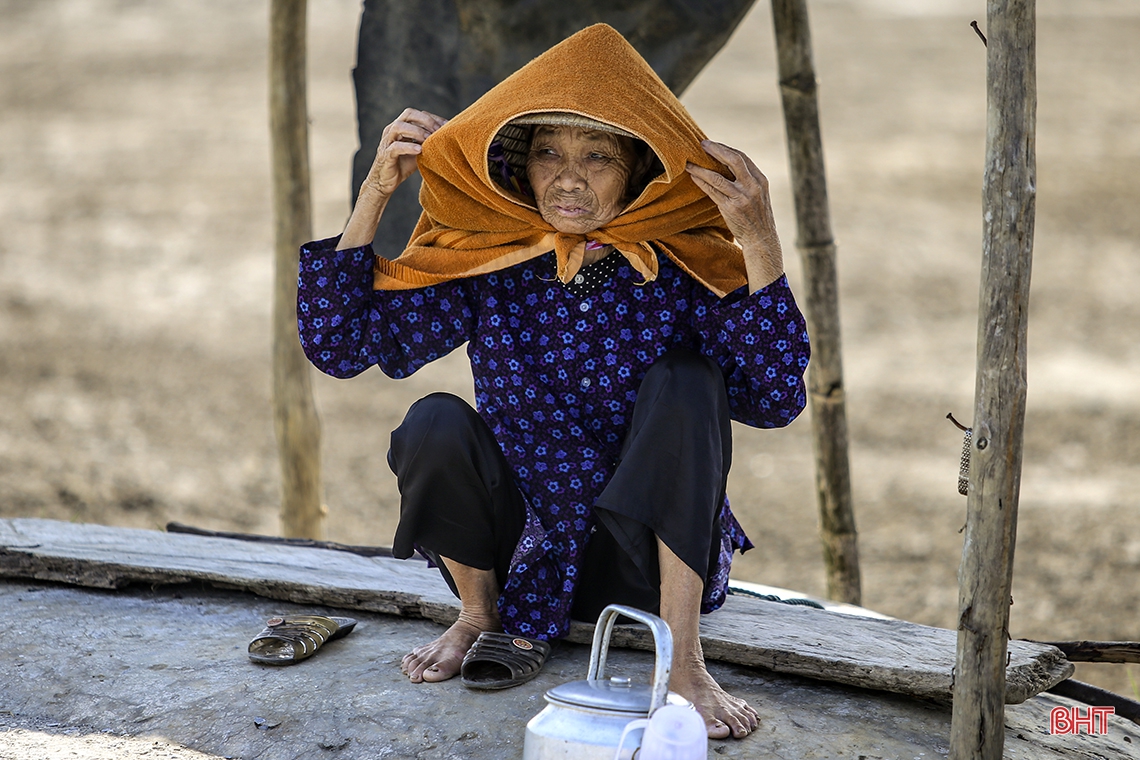 tuoi xe chieu van oan lung tren ruong muoi