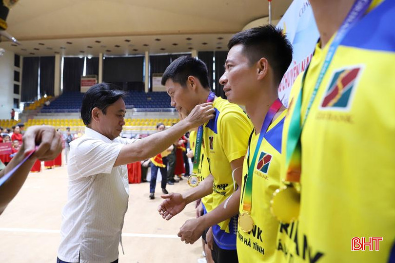 Phó Bí thư Thường trực Tỉnh ủy Trần Thế Dũng trao huy chương vàng cho các VĐV đội vô địch - Công an TP Hà Tĩnh.