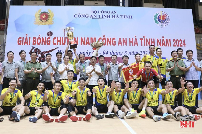 Phó Bí thư Thường trực Tỉnh ủy Trần Thế Dũng chúc mừng đội Công an TP Hà Tĩnh giành chức vô địch.