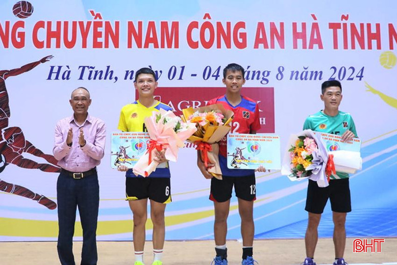 Ban tổ chức trao giải cho các VĐV xuất sắc.